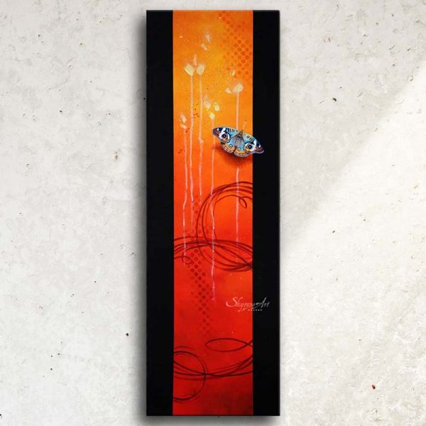 Art abstrait animalier : tableau NIMYKO, avec un papillon, réalisé avec la technique de la peinture acrylique, fond orange et rouge moderne et graphique