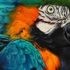 Art animalier : zoom du tableau RAINBOW FEATHERS, avec un ara bleu, réalisé avec la technique de la peinture acrylique, sur fond noir moderne et graphique. Meilleur artiste peintre animalier. Art de luxe